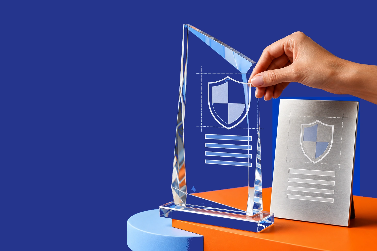 Personalización de una pieza de cristal con un escudo y texto